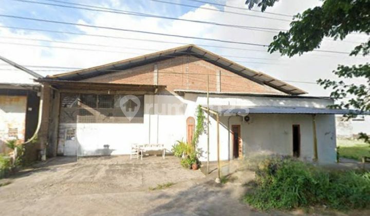 Gudang akses kontainer di pinggir jalan raya serenan sukoharjo