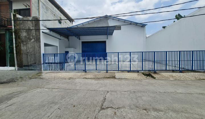 Strategic warehouse by the roadside in Kartasura, Solo.