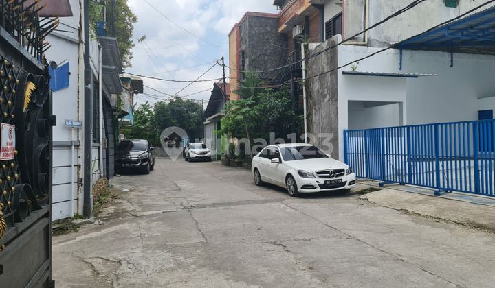 Strategic warehouse by the roadside in Kartasura, Solo.