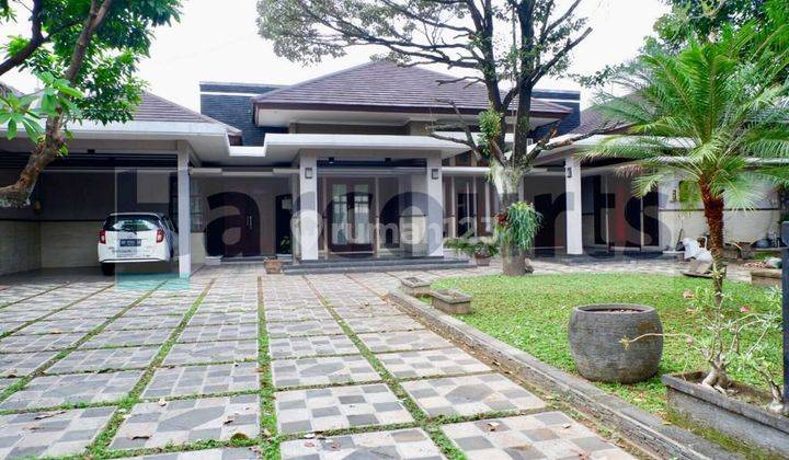 Rumah mewah dengan kolam renang tengah kota solo 1