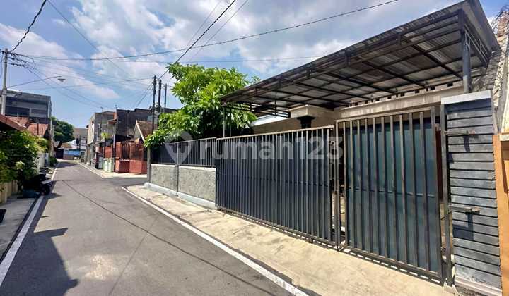 Rumah Bagus Tengah Kota Hook Semi Furnish di Manahan, Solo