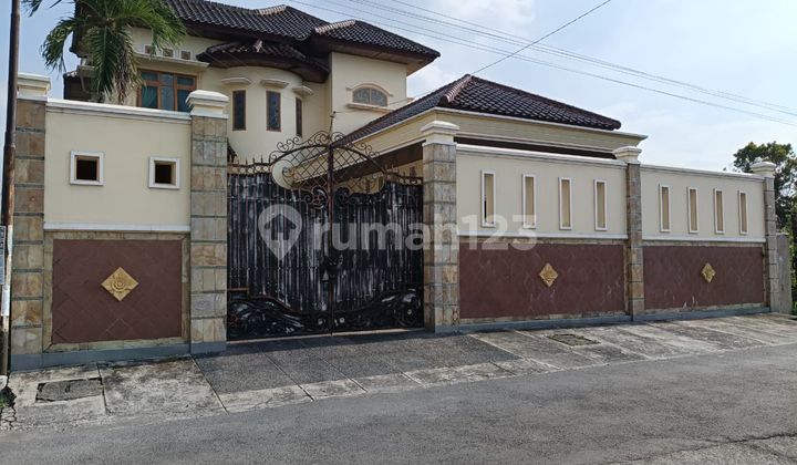 Dijual Rumah Mewah Megah 2 Lantai Siap Huni. Lokasi Dekat Dengan Pusat Perbelanjaan, Kuliner, Rumah Sakit, Dan Sekolah Ternama. Lingkungan Aman, Tentram Dan Nyaman.