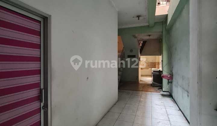 Slashing Prices !! Strategic 2.5-Story Shop House on Adi Sumarmo Street, Nusukan, Banjarsari, Solo. 2