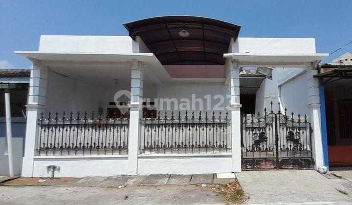 House for Rent Ready to Use in Fajar Indah, Strategic Location Near Pharmacy, Culinary Center and Shopping Area.