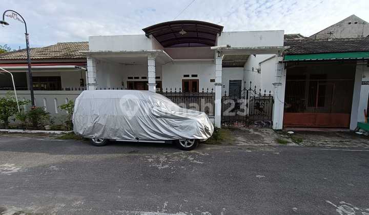 House for Rent Ready to Use in Fajar Indah, Strategic Location Near Pharmacy, Culinary Center and Shopping Area.