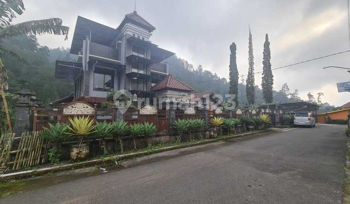 Luxurious 2-Story Quality Wooden Building Villa in Tawangmamu Solo