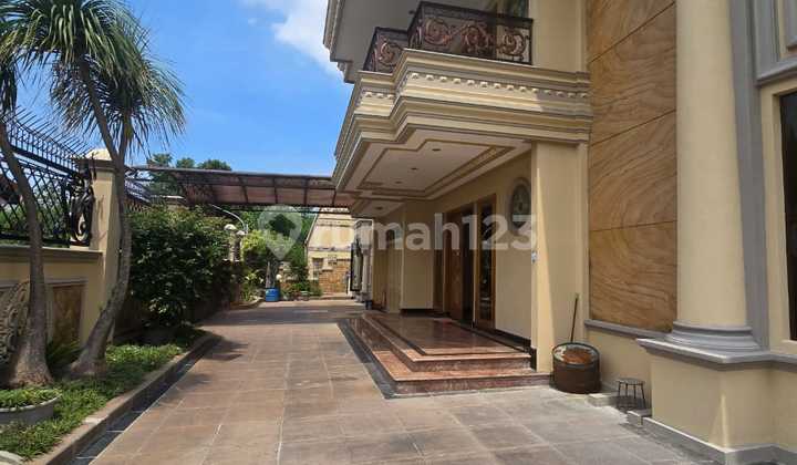 Rumah Mewah Ala Istana Sultan Crazy Rich Solo Baru 2