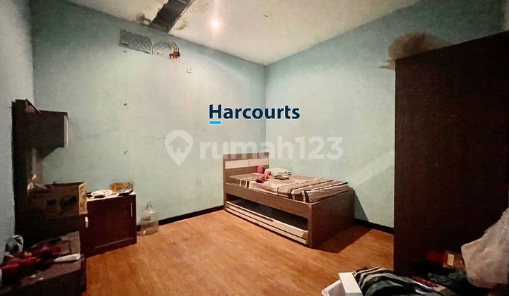 2.5-story house with rooftop near Solo Paragon Mall in Ketelan Banjarsari Solo. 2