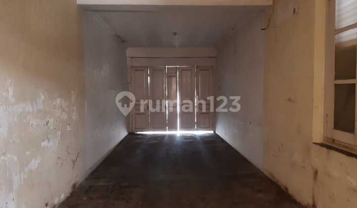 Classic Colonial House in the City Center on Radjiman Street, Laweyan, Solo 2