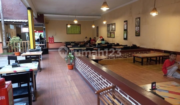 Ruang Usaha Depan Hotel Hyatt Jogja