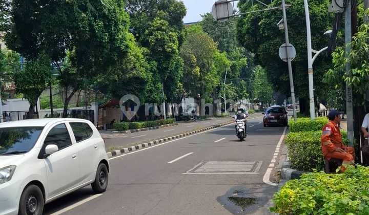 Retail Space with Counted Land for Sale on Jl. Wahid Hasyim, 300 Meters from Jl. M.H. Thamrin. 2