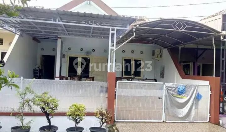 A SINGLE-STORY HOUSE IN KEBOMAS, GRESIK