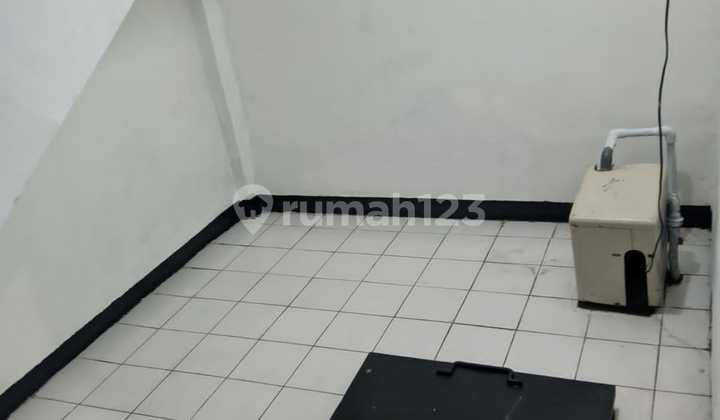 Strategic 3-Storey Shop House at Ambengan Plaza Surabaya 2