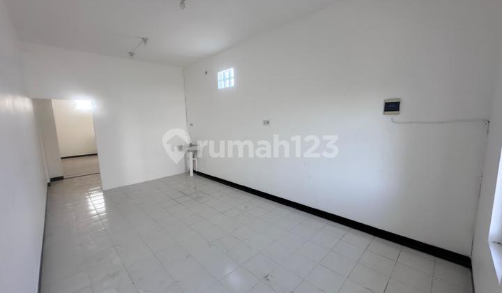 2-Story Shop House on Petemon Kali Sawahan Main Road, Surabaya 2