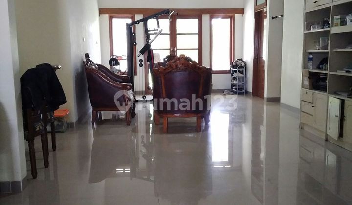 Rumah nyaman di Sariwangi dengan halaman depan & belakang luas Rumah nyaman di Sariwangi dengan halaman depan & belakang luas