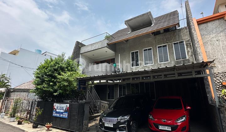 3-Story House in a Strategic Location in Radio Dalam Area, Just a Step Away from Grandlucky Superstore and 7 Minutes from Gandaria City