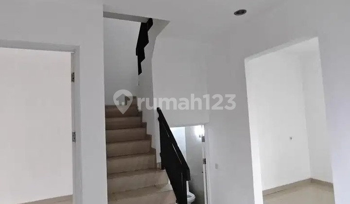 Neat 2-Story Green Puri House Ready to Occupied, West Jakarta