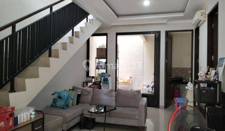 ruang keluarga rumah 2 lantai di green