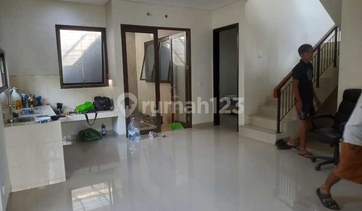 For rent, move-in ready Vanya Park cluster Askara house in BSD City, 3+1 bedrooms for only 75 million near IPEKA BSD.