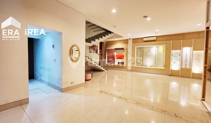 Rent Commercial Space in Solo Near Pasar Gedhe Solo Rent Commercial Space in Solo Near Pasar Gedhe Solo