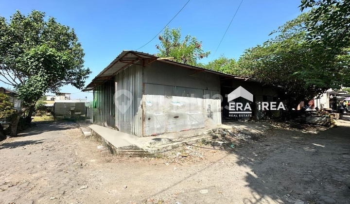 Commercial Space for Sale with Land Bonus in Pasar Ledoksari Area.