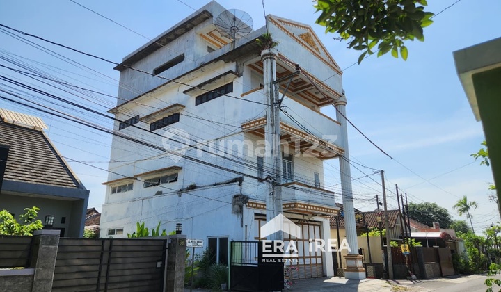 Rumah 4 Lantai Dekat Luwes Gentan Solo Siap Huni