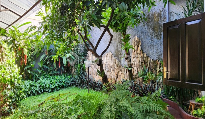 Rumah Tua Hitung Tanah Pondok Indah Terawat Asri Nyaman Lokasi Jalan Duta Komplek Tenang Elit dan Strategis Jakarta Selatan SHM - Sertifikat Hak Milik