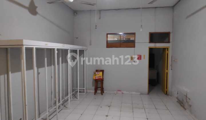 Good Ready-to-Occupy 3-Story Cendrawasih Shop House in Makassar 2