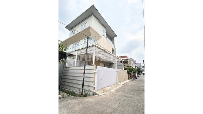 Dijual Rumah Banyo Raya, Kelapa Gading Ventilasi Bagus, Penerangan Alami, Udara Segar Krn Pemandangan Masih Hijau