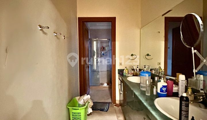 For Sale Luxury House in the Menteng area near Cendana Street 2