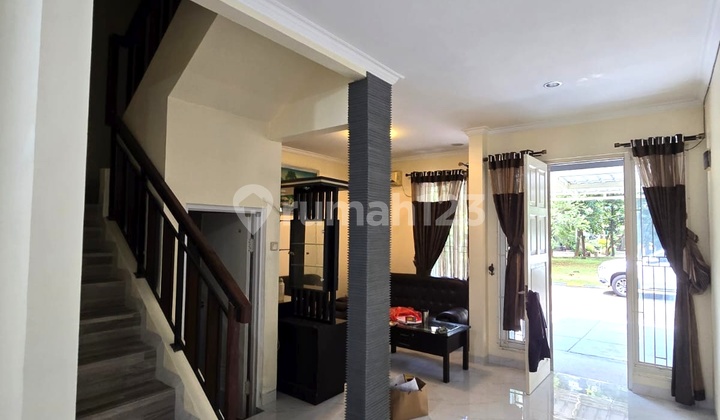 Rumah Rapi Depan Taman Modernland 2,5 Tingkat Lebar 8