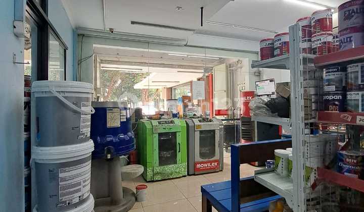 4.5-Story Row House in Modernland