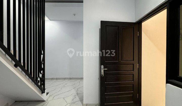 Rumah Murah 3 Lantai di Pinggir Jalan, Exit Tol Joglo Jak bar 2