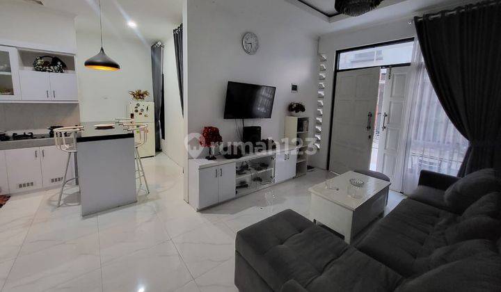 Rumah Cantik 2 Lantai Full Furnished, Strategis di Cibubur Depok 2