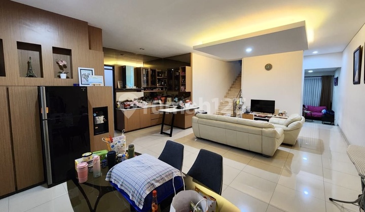 Rumah 2 Lantai Singgasana Pradana Harga 3 Milyar Bagus SHM di Mekar Wangi 2