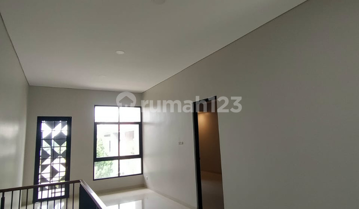Rumah Baru 2 Lantai Hadap Timur Di Singgasana Pradana Bandung Rumah Baru SHM - Sertifikat Hak Milik di Kompleks Singgasana Pradana Bandung, Mekar Wangi