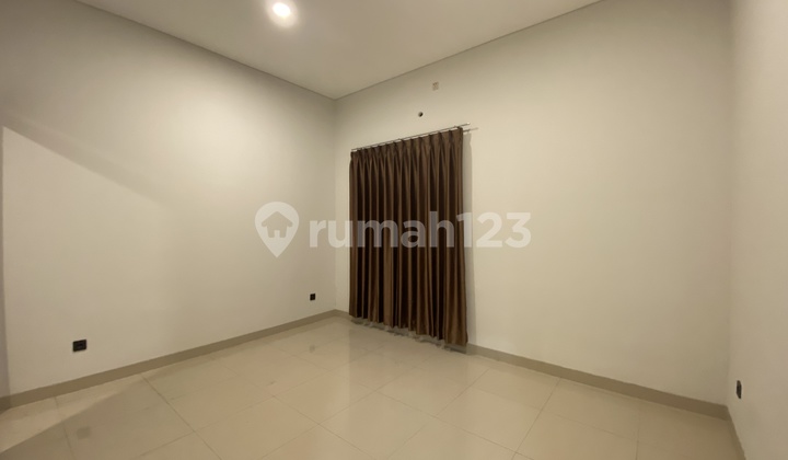 Rumah Renovasi Bagus Singgasana Pradana Kamar 3 Harga 70 Juta Per Tahun di Mekar Wangi 2