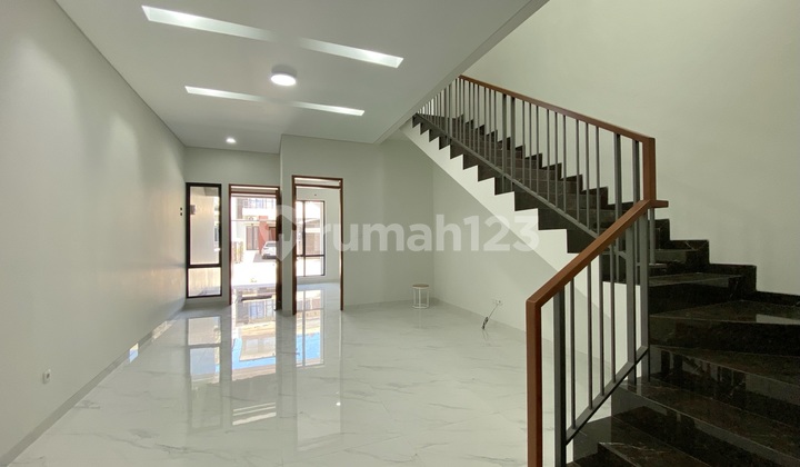 2 Floors, Freehold Title, Eligible for Mortgage. 2 Floors, Freehold Title, Eligible for Mortgage.