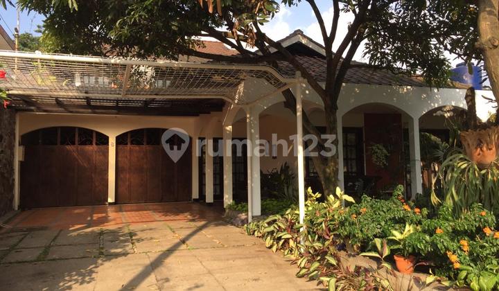 Rumah Dengan Halaman Luas Di Sayap Pasteur Rumah Dengan Halaman Luas Di Sayap Pasteur