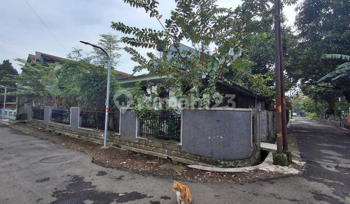 Rumah dengan Tanah Luas, Posisi Hook di Antapani Rumah dengan Tanah Luas, Posisi Hook di Antapani