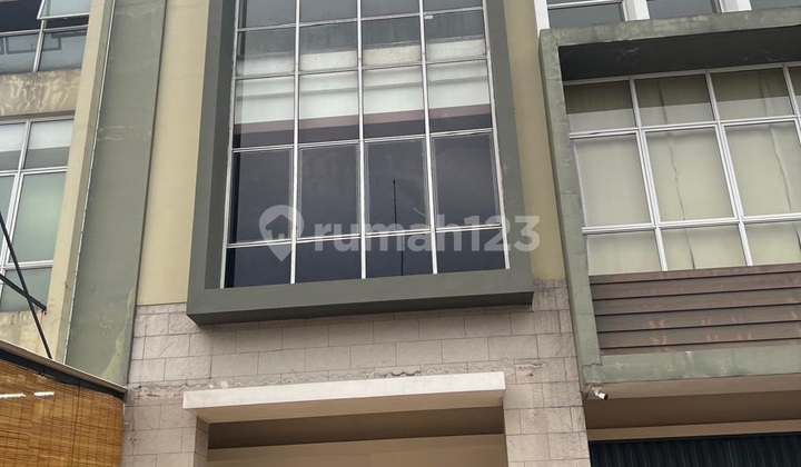 For Sale Ruko North Goldfinch, in the Spring Area, 3-Story Ruko, Special Feature with a Veranda. For Sale Ruko North Goldfinch, in the Spring Area, 3-Story Ruko, Special Feature with a Veranda.