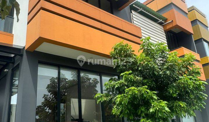 Rumah View Danau, Hoek, Hadap Selatan Timur, 2 Lantai, Full Furnished di Symphonia Mozart, Tangerang 1