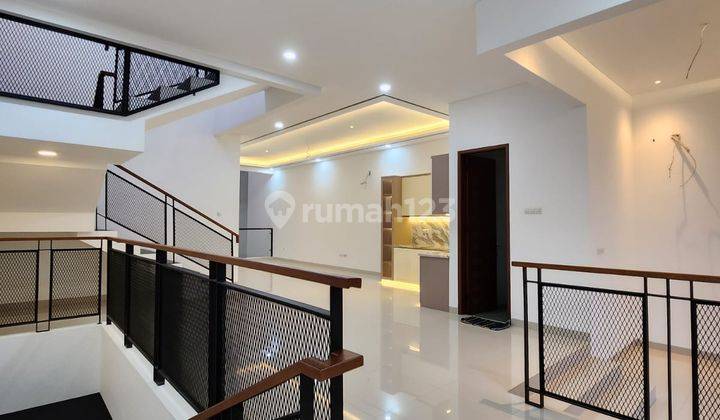 T137.rumah Mewah Modern 3lantai Siap Huni Akses Jalan Lebar  2