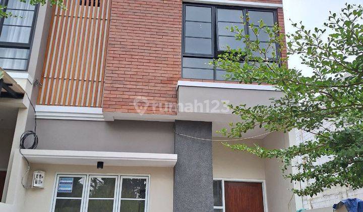 365.Rumah 2Lt Classic Modern Dgn Tanah Luas Hrg Termurah di Depok 1