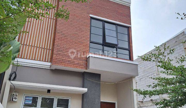 365.Rumah 2Lt Classic Modern Dgn Tanah Luas Hrg Termurah di Depok 2