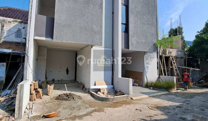 S733.Exclusive Townhouse 2Lt Plus Rooftop STrategis di Condet  2