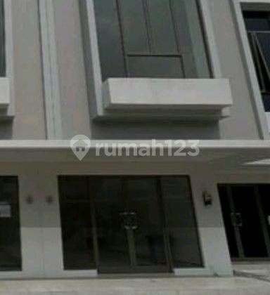 Ready-to-Use Shophouse, Lively Surroundings, in Gading Serpong. 2