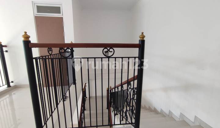 Good Ready-to-Live House with Swimming Pool in Lippo Central Karawaci. 2