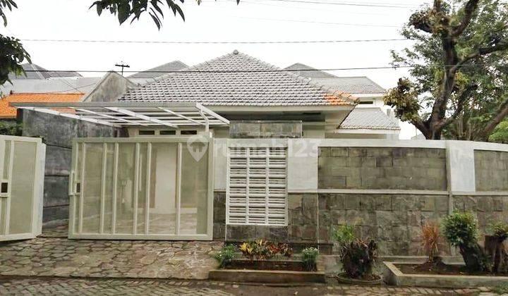 Rumah Hook Tenggilis Bagus Terawat Siap Huni Lokasi Strategis. Lingkungan Tenang, Aman, Nyaman. One Gate System. Hadap Utara Barat. Row Jalan Depan 3 Mobil. Dekat A. Yani, Ubaya, Rs. Ubaya, Area Komersil Dan Kuliner 2