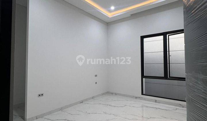 Rumah Manyar Baru Mewah Modern Minimalis Siap Huni Hadap Selatan. Row Jalan Depan 2,5 Mobil 2